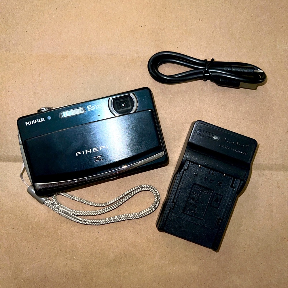 Fujifilm Finepix Z90 14.2 MP Digital Camera (Camera and charger)